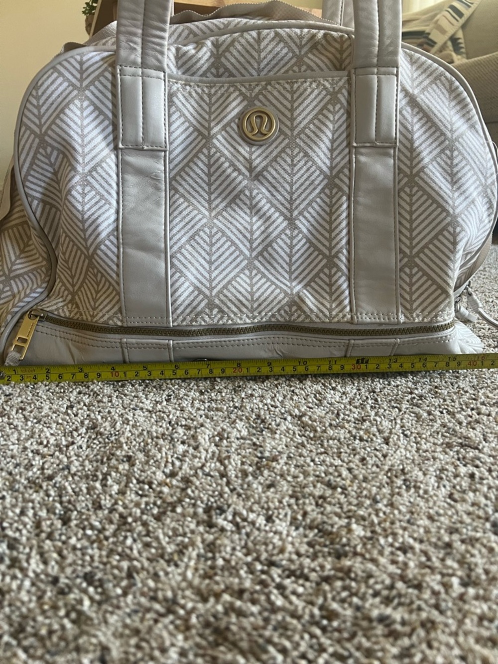 lululemon athletica Taupe and White Geometric Duffel - Picture 13 of 14